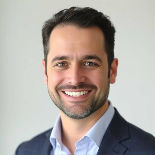 Retrato de Javier Mendoza, Director de Ventas de TechSolutions España, sonriendo a la cámara.